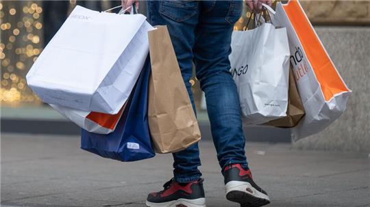Großeinkauf vor Weihnachten: Nur eine Minderheit ist bereit, für nachhaltige Geschenke deutlich mehr zu bezahlen.