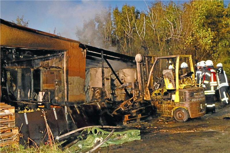 Großbrand der Jerstedter Druckerei: Ursache bleibt ungeklärt Großeinsatz: Am 18. Juli 2022 sind 175 Einsatzkräfte zwei Stunden lang beschäftigt, bis das Feuer in einer Jerstedter Druckerei unter Kontrolle ist. Archivfoto: Epping
