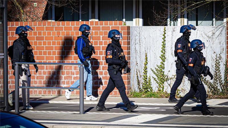Entwarnung nach Amokalarm an Braunschweiger Gymnasium Großeinsatz an Braunschweiger Schule, die genaue Lage blieb zunächst unklar. Dann kam Entwarnung.
