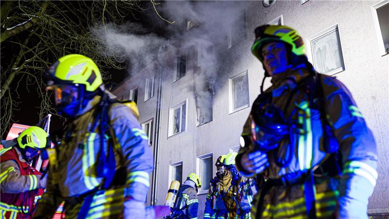 Großeinsatz der Feuerwehr in Ricklingen: Ein 48-Jähriger verliert sein Leben, sechs weitere Bewohner sind verletzt.
