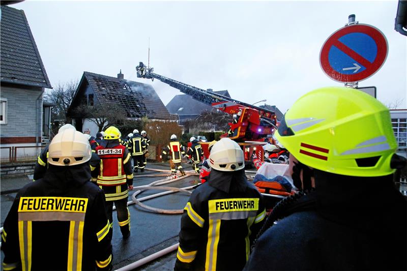Feuer in Immenrode: Ursache des Brandes mit Todesopfer noch unklar Großeinsatz der Feuerwehren: Am 4. Advent löschen sie mit vereinten Kräften und großen Wassermassen ein kleines Haus, das nicht mehr zu retten ist – es brennt vollständig aus. Der Brandort wird darauf von der Polizei beschlagnahmt. Fotos: Epping
