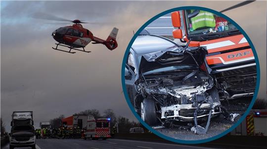 Ein Helikopterfliegt über mehrere Fahrzeuge, die auf einer Straße stehen.