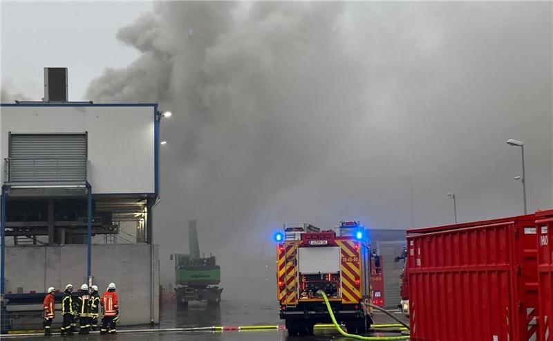 120 Feuerwehrleute kämpften gegen Brand bei Elektrocycling Großeinsatz für sechs Feuerwehren. Foto: Eggers