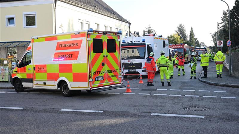 Bilder des Tages Großeinsatz in München: Bei dem Großeinsatz in einem brennenden Haus in München sind Sprengfallen gefunden worden.