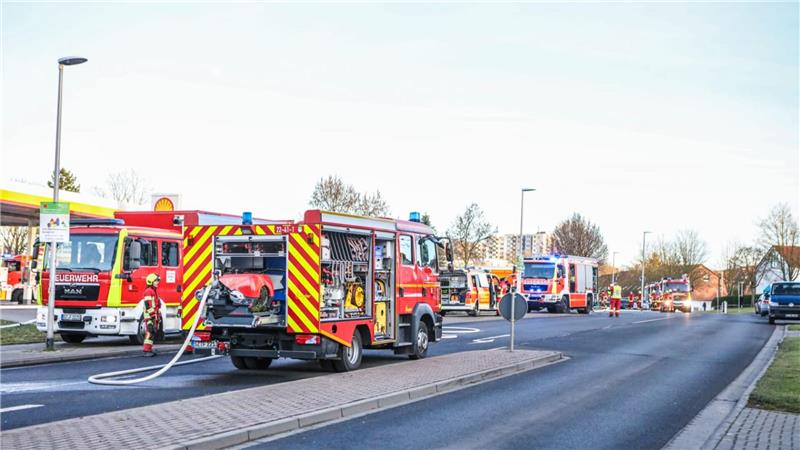 Großeinsatz in Salzgitter-Bad: Feuer an Tankstelle ausgebrochen Großeinsatz in Salzgitter-Bad.