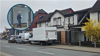 Zwei Einsatzfahrzeuge der Polizei.