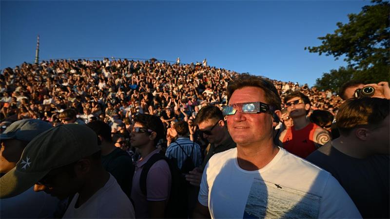 Großer Andrang herrschte auch in Deutschland, um die partielle Sonnenfinsternis zu beobachten - wie hier im Münchner Olympiapark.