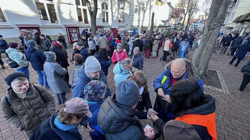 Die Bad Harzburger kaufen ihr kleines Glück wieder in Rekordzeit Großer Andrang in der Bad Harzburger Bummelallee: 4200 Glücksschweinchen werden dort in Rekordzeit verkauft.