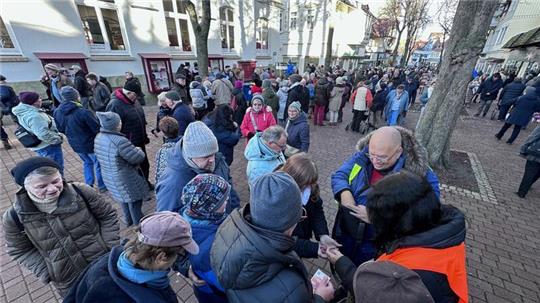 Großer Andrang in der Bad Harzburger Bummelallee: 4200 Glücksschweinchen werden dort in Rekordzeit verkauft.