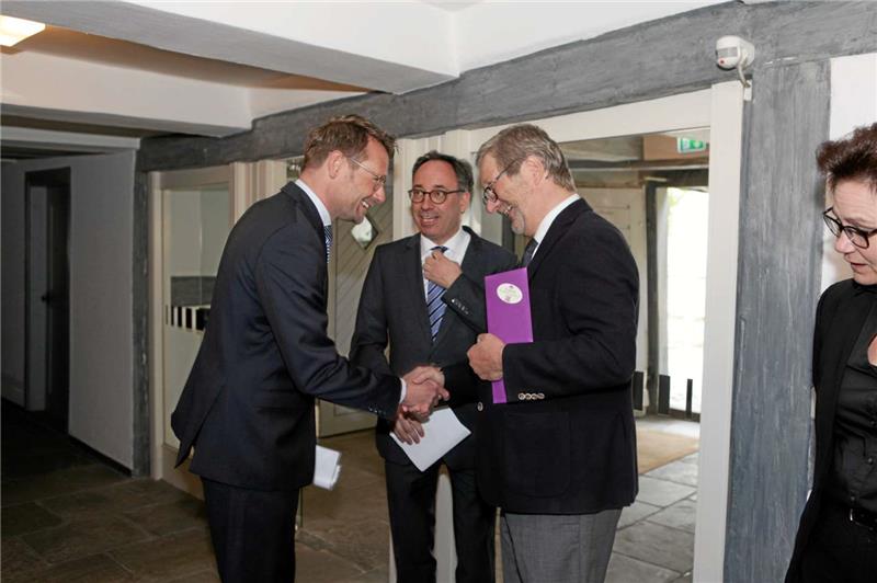 Großer Bahnhof für einen scheidenden Chefredakteur: links mit GZ-Verleger Philipp Krause und Tobias Henkel, rechts mit OB Dr. Oliver Junk. Mitte: GZ-Verleger Klemens Karl Krause mit Ex-Chefredakteur Hans Kraus.