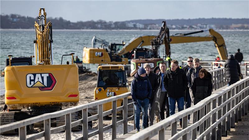 Großer Einsatz zur Rettung des gestrandeten Buckelwals