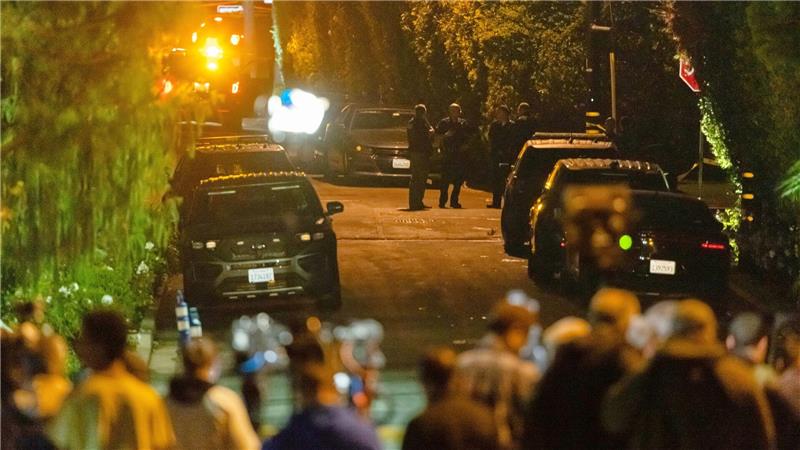 CNN: „Harry und Sally“-Regisseur Rob Reiner tot aufgefunden Großer Medienrummel beim Haus von Rob Reiner im Stadtteil Brentwood in Los Angeles.