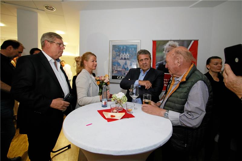 Großer SPD-Bahnhof: Erster Stadtrat Burkhard Siebert, Ex-Bundesvorsitzender Sigmar Gabriel und Genossen-Urgestein Gerd Politz (v. li.), gratulieren der neuen sozialdemokratischen Oberbürgermeisterin Urte Schwerdtner. Fotos: Epping