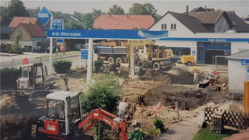 Nach 98 Jahren: Vienenburger Tankstelle Schnevoigt in neuen Händen Baustelle mit Baggern und Erdarbeiten vor einer Aral-Tankstelle.