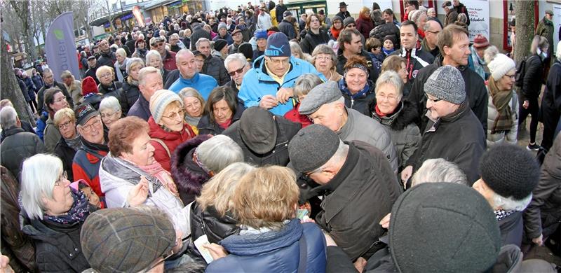 Hier bekommen Sie in Bad Harzburg ein Glücksschweinchen Großes Gedränge um die Glücksschweinchen – so wie zuletzt im Jahr 2019 dürfte es auch in diesem Jahr am Silvestervormittag wieder aussehen. Wichtig für alle Interessenten: Einen morgendlichen Verkauf an der GZ-Geschäftsstelle wird es in Bad Harzburg nicht geben. Auch eine Reservierung via Internet oder Telefon ist im Vorfeld nicht möglich. Archivfoto: Schlegel