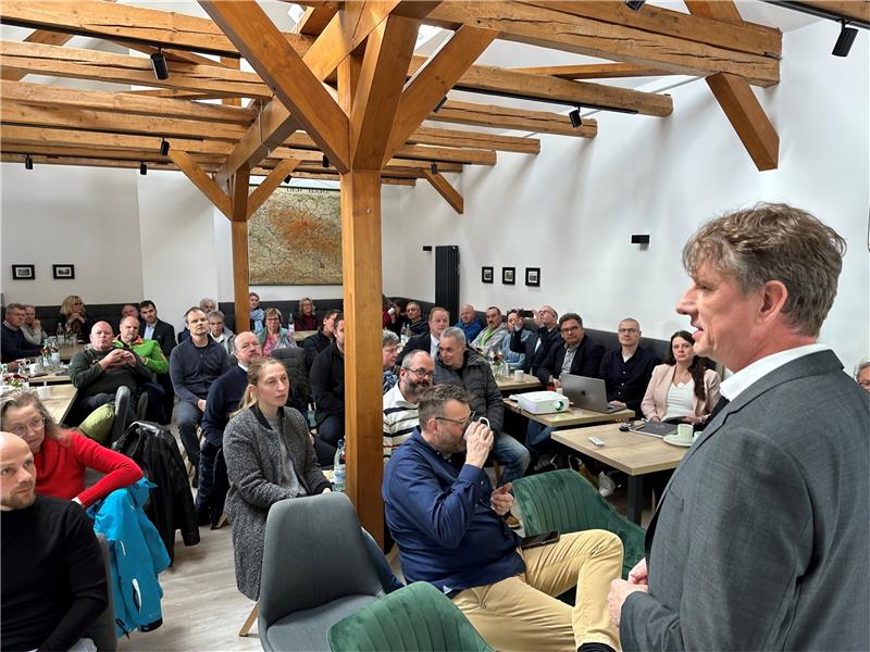 Braunlage: Zahl der Fahrgäste sinkt von 1,5 Millionen auf 212.000 Großes Interesse: Dehoga-Sprecher Oliver Nehmert begrüßt mehr als 40 Gastronomen und Hoteliers zu der Info-Veranstaltung über den Tourismus. Fotos: Eggers