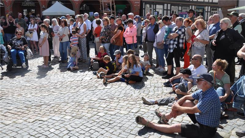 Großes Interesse: Wenn auf der Bühne Action ist, schaut und hört das Publikum ganz genau hin.