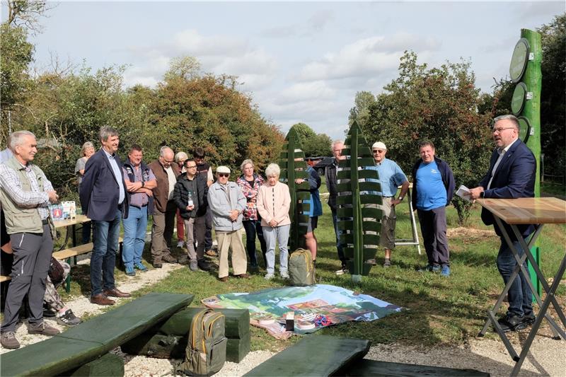 Großes Interesse bei bestem Spätsommerwetter: Erster Kreisrat Frank Dreßler (ganz rechts) begrüßt die zahlreichen Gäste zur Einweihung des Naturerlebnispfades in Heißum. Foto: Hohaus