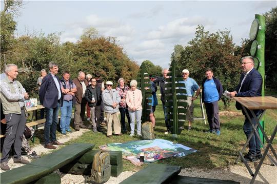 Großes Interesse bei bestem Spätsommerwetter: Erster Kreisrat Frank Dreßler (ganz rechts) begrüßt die zahlreichen Gäste zur Einweihung des Naturerlebnispfades in Heißum. Foto: Hohaus