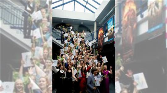 Großes Kino: Im Cineplex in Goslar feiern Abiturientinnen und Abiturienten der Berufsbildenden Schulen Goslar-Baßgeige/Seesen ihren Abschluss. Foto: Privat