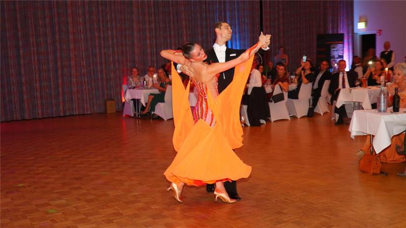 80 Gäste beim vierten Paul-Lincke-Ball in Hahnenklee Großes Lob: Viviana Koschnitzki und Daniil Keteo aus Braunschweig präsentierten einen langsamen Walzer, den Tango und den Wiener Walzer als Zugabe.