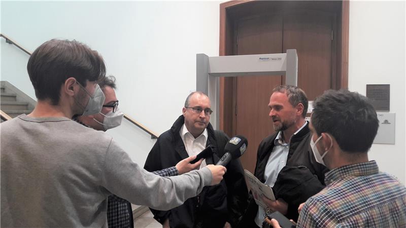 Bundespolizist aus Othfresen muss lebenslang hinter Gitter Großes Medieninteresse am Fall „Mord ohne Leiche“: Die Verteidiger des Mörders Andreas Zott (Bildmitte) und Martin Nitschmann (2. v. l.) stellen sich den Fragen der Presse nach der Urteilsverkündung. Archivfoto: Neddermeier