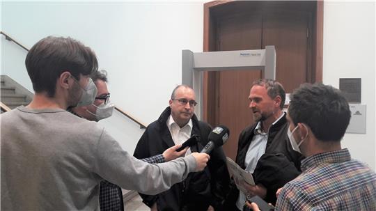 Großes Medieninteresse am Fall „Mord ohne Leiche“: Die Verteidiger des Mörders Andreas Zott (Bildmitte) und Martin Nitschmann (2. v. l.) stellen sich den Fragen der Presse nach der Urteilsverkündung. Archivfoto: Neddermeier