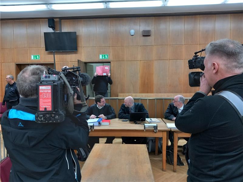 Othfresener Koks-Spediteur: „Größter Fehler meines Lebens“ Großes Medieninteresse herrschte am letzten Verhandlungstag im Kokainprozess vor dem Landgericht Hannover. Als der 37-jährige Angeklagte aus Liebenburg den Raum betrat, richteten sich die Kameras auf den Mann, der beim Hereinkommen in den Saal sein Gesicht hinter einem Aktendeckel verbirgt. Foto: Neddermeier