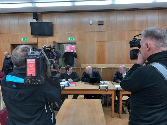 Großes Medieninteresse herrschte am letzten Verhandlungstag im Kokainprozess vor dem Landgericht Hannover. Als der 37-jährige Angeklagte aus Liebenburg den Raum betrat, richteten sich die Kameras auf den Mann, der beim Hereinkommen in den Saal sein Gesicht hinter einem Aktendeckel verbirgt. Foto: Neddermeier