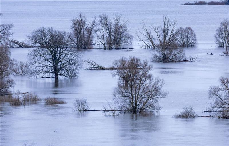 Wie lange denn noch? Land unter auf vielen Flächen Großflächig überflutetes Elbetal bei Boizenburg. Zwischen Dömitz und Boizenburg hat die Elbe Pegelstände von mehr als 5,60 beziehungsweise 5,55 übertroffen.