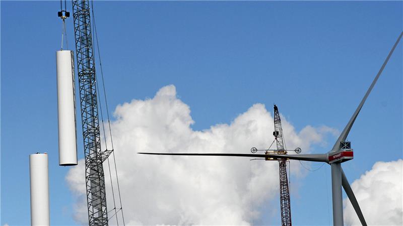 Großkräne im Einsatz: Hinten steht die Montage des dritten Rotorblatts an, vorne kommt ein neues Turmsegment obendrauf.