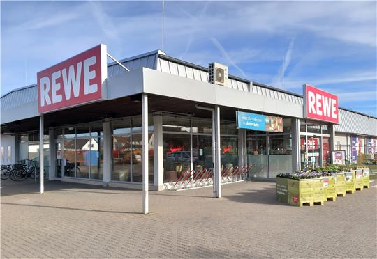 Großzügiger, geräumiger und heller soll der Rewe-Markt in Langelsheim werden. Die Parkplätze werden ebenfalls neu angeordnet. Start des Umbaus ist im Juni. Foto: Neddermeier