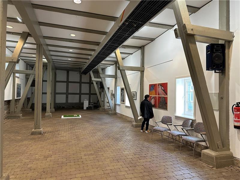 Großzügiges Platzangebot: In der Rathausscheune verteilen sich die Kunstwerke der Ausstellung „Natur-Mensch“, die noch an diesem Wochenende geöffnet ist.