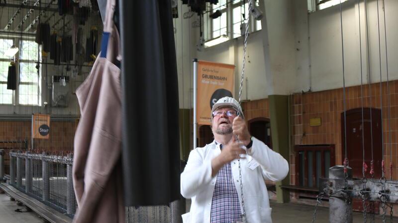 „Ende in Sicht“: Neue Führung durch den Goslarer Rammelsberg Grubenführer Dirk Gitte zeigt in der Mannschaftskaue, wo und wie die Bergleute ihre Kleidung verwahrten.