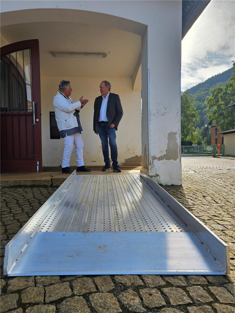 Grubenführer Thomas Exner und Rammelsberg Chef Gerhard Lenz im Gebärden-Gespräch bei der neuen Rampe an der Lampenstube. Foto: Sowa