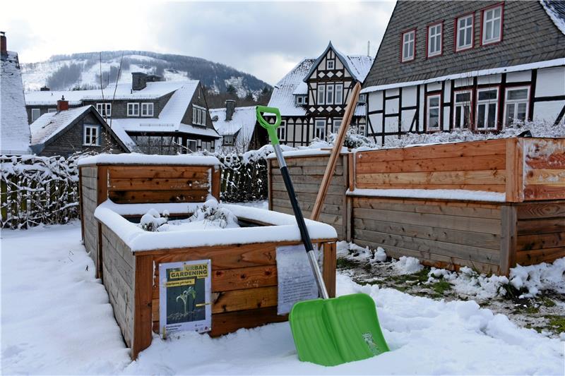 Grün? Ist hier vorerst nur die Schneeschaufel: Zum Start des Projekts „Urban Gardening“ hat das Märzwetter eine weiße Überraschung parat.