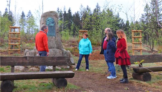 Grün und hübsch: Der Harzklub mit Reinhold Eggers und Hildegard Steffens (v.l.) setzen neue Akzente rund ums Denkmal für Oberförster Hermann Müller.