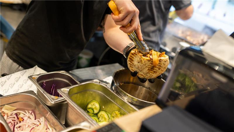 Neuer Döner-Hype? Tentakel am Spieß sorgt für Wirbel Gründer Paul Nicolau nennt seine Kreation „frischer, gesünder und trotzdem nicht völlig fremd“.