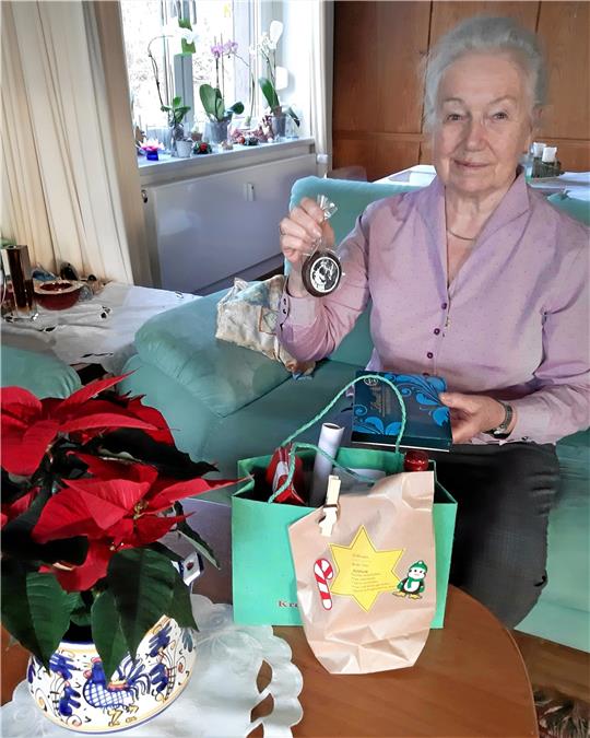 Gründerin der Initiative: Karin Kuschel öffnet vor mehr als 30 Jahren das erste Weihnachtszimmer. Weil sie es so lange organisiert hat, bekommt sie ebenfalls eine kleine Tüte mit Leckereien – auch ein Weihnachtszimmer-Taler ist dabei. Die übrigen Tüten werden unter anderem an Stammgäste und Unterstützer verteilt. Fotos: Potthast