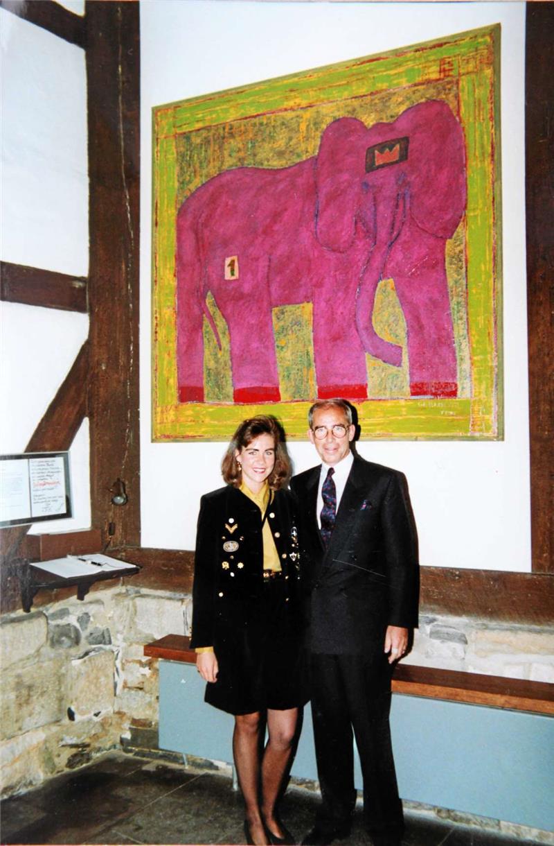 Gründungstag: Hans-Joachim Tessner und Tochter Anke präsentieren am 12. Oktober 1990 das Gehlhaar-Bild „Roter Elefant mit goldener Krone“ als Stiftungsankauf.  Foto: Archiv Tessner Stiftung