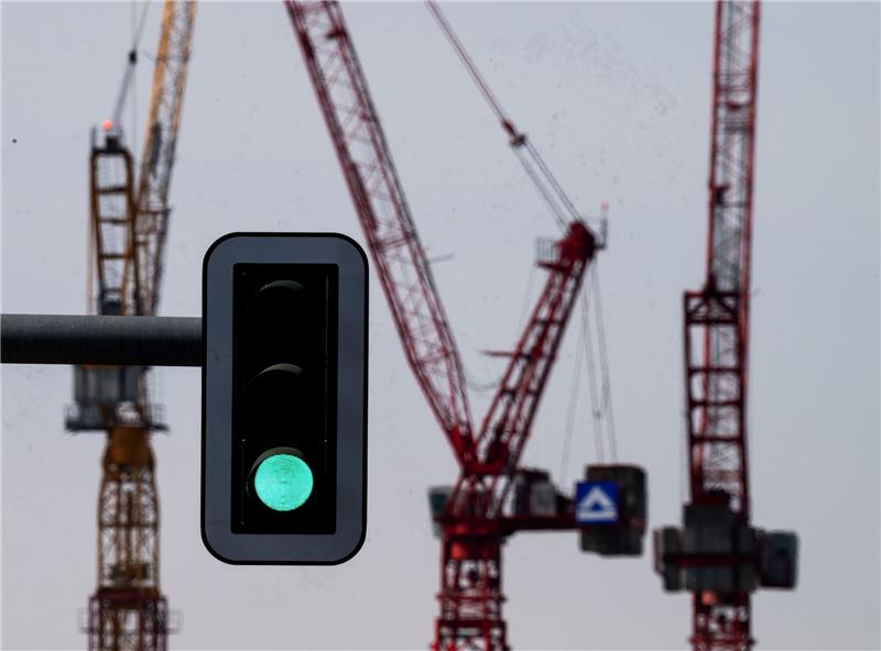 Ifo-Geschäftsklima steigt drittes Mal in Folge Grüne Ampel vor Kränen am Alexanderplatz in Berlin.