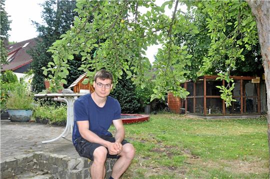 Grüne Idylle im heimischen Garten: Robin Rönnecke will im ersten Semester noch in Oker wohnen, ehe es ab 2023 eine Wohngemeinschaft mit ehemaligen Mitschülern in seiner Oberharzer Uni-Stadt sein soll. Foto: Heine