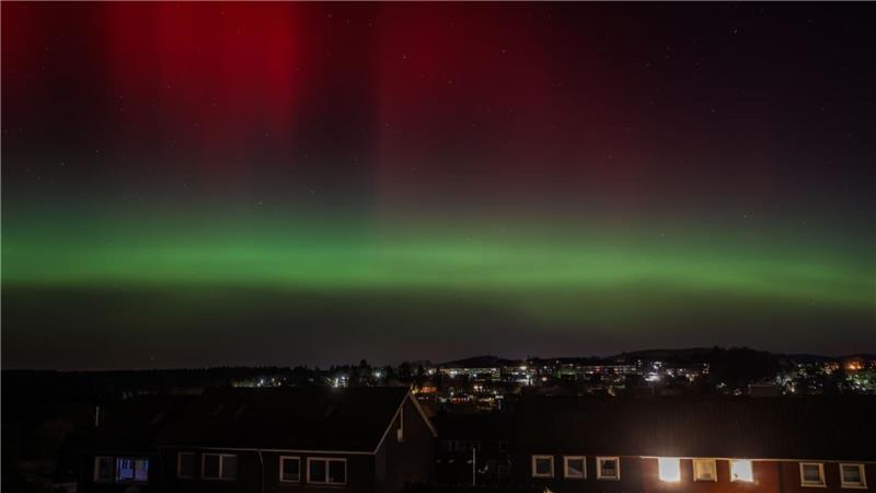 Grüne, rötliche und violette Schleier am Abendhimmel in Clausthal-Zellerfeld.