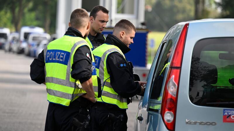 Deutschland weitet Kontrollen an Grenzen aus Grüne und Linke kritisieren Grenzkontrollen.