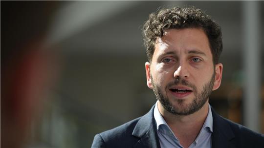 Grünen-Chef Felix Banaszak übte heftige Kritik. (Archivfoto)