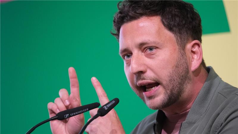 Grünen-Chef Felix Banaszak warnt: 2033 darf nicht wie 1933 werden. (Archivfoto)
