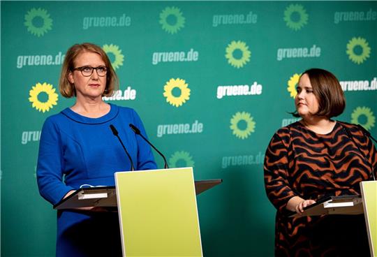 Grünen-Chefin Ricarda Lang stärkt Familienministerin Lisa Paus den Rücken.