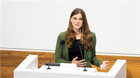 Grünen-Fraktionschefin Anne Kura hält die Diskussion über eine Abkehr vom Verbrenner-Verbot ab 2035 für „rückwärtsgewandt“. (Archivbild)