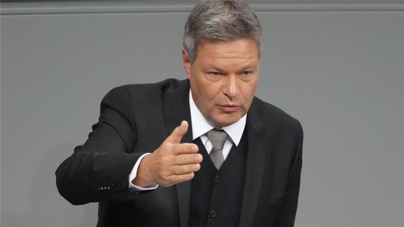 Grünen-Kanzlerkandidat Habeck hält eine Erhöhung der Verteidigungsausgaben auf 3,5 Prozent für nötig.