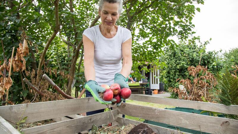 So starten Gärtner entspannt in den Frühling Grüner Daumen für eine grüne Zukunft - Die Anlage eines eigenen Komposts im Garten fördert eine nachhaltige Bodenpflege und Ressourcenschonung.